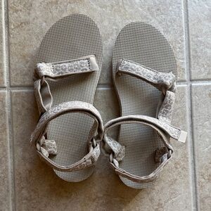 Teva Platfrom Strappy Sandals Velcro size 8